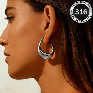 Boucles d'oreilles géométriques en acier inoxydable 316, plaquées or 18 carats, irrégulières, style luxe léger et haut de gamme, best-seller transfrontalier - Product Image 2