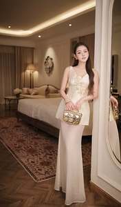 Robe longue élégante en mousseline de soie à col en V et peplum pour femme, avec appliques florales 3D, idéale pour les soirées et les fêtes formelles, vente en gros, OEM - Product Image 6