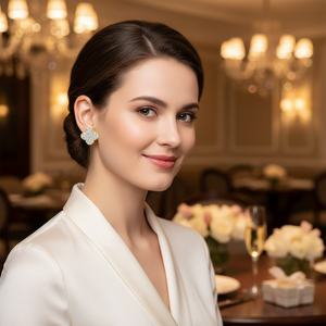 Pendientes de Diamantes Reales con Diseño de Trébol de Cuatro Hojas Floral, con Tecnología de Microincrustación, para Ocasiones Especiales, Oro Amarillo de 14 Quilates - Product Image 3