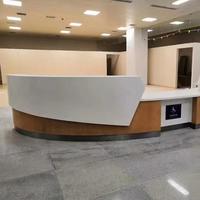 Bureau de réception avec logo personnalisé de haute qualité Mobilier de bureau moderne pour la maison Bar Hôtels et centres commerciaux en panneau de bois
