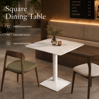 Collection de mobilier de restaurant, table carrée en marbre avec chaises courbées en bois pour projet de restaurant moderne et ensemble de bar