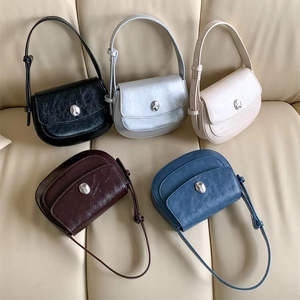 กระเป๋าสะพายไหล่ผู้หญิงแบบพับได้ รุ่นใหม่ ทำจากวัสดุ PU ดีไซน์เรียบง่าย พร้อมสายสะพายไหล่ปรับระดับได้ ทรงอานม้า - Product Image 1