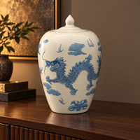 Urne funéraire en porcelaine blanche en forme de vase Qianrui avec dragon bleu dessiné à la main, fourniture personnalisée pour les distributeurs funéraires
