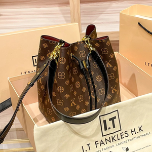 Sac seau tendance en PVC pour femme 2026, grande capacité, imperméable, style bandoulière, très en vogue - Product Image 4