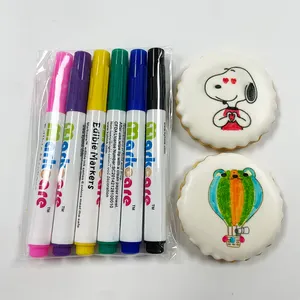 蛋糕和饼干的最新吃法使用可食用的彩色墨水笔