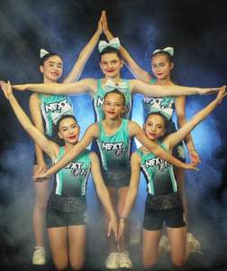 Tenue de danse élégante pour cheerleading, rose violet, avec haut dos nu à bretelles croisées et jupe fluide en mousseline, pour la performance et l'entraînement - Product Image 5