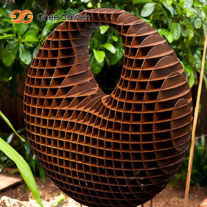 Grande sculpture d'orbe en acier corten rouge rouille avec motif en grille pour l'aménagement paysager de parcs et de jardins - Product Image 1