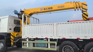 En stock, grue montée sur camion SINOTRUK HOWO 6x4 12 tonnes d'occasion pour le transport et la levée d'acier en chantier et en pépinière - Product Image 2