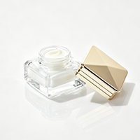 Emballage OEM, pot en acrylique de luxe vide, bouteille en verre transparente, coque carrée, couvercle en pyramide dorée, bouteille en verre pour soins de la peau