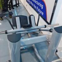 Machine de presse à jambes à 45 degrés avec chargement par plaques, conçue pour cibler les quadriceps et assurer un entraînement sûr des jambes, idéale pour les centres de fitness et les studios.