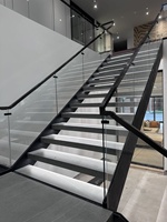 Escalier double moderne en acier VIKO, design à poutres, garde-corps en verre, facile à installer pour une utilisation en intérieur dans les appartements