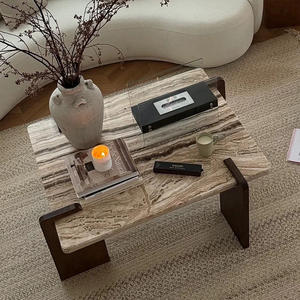 שולחן קפה מרובע בסגנון רטרו צרפתי, עשוי אבן טרוורטין בצבע טירמיסו קרמי, עם רגלי עץ, מתאים לסלון קטן בדירה. - Product Image 2