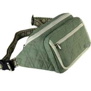 Sac banane unisexe élégant avec grand matelas à langer et poche pour lingettes résistant à l'eau pour les excursions rapides d'une journée ou les soins de bébé - Product Image 1