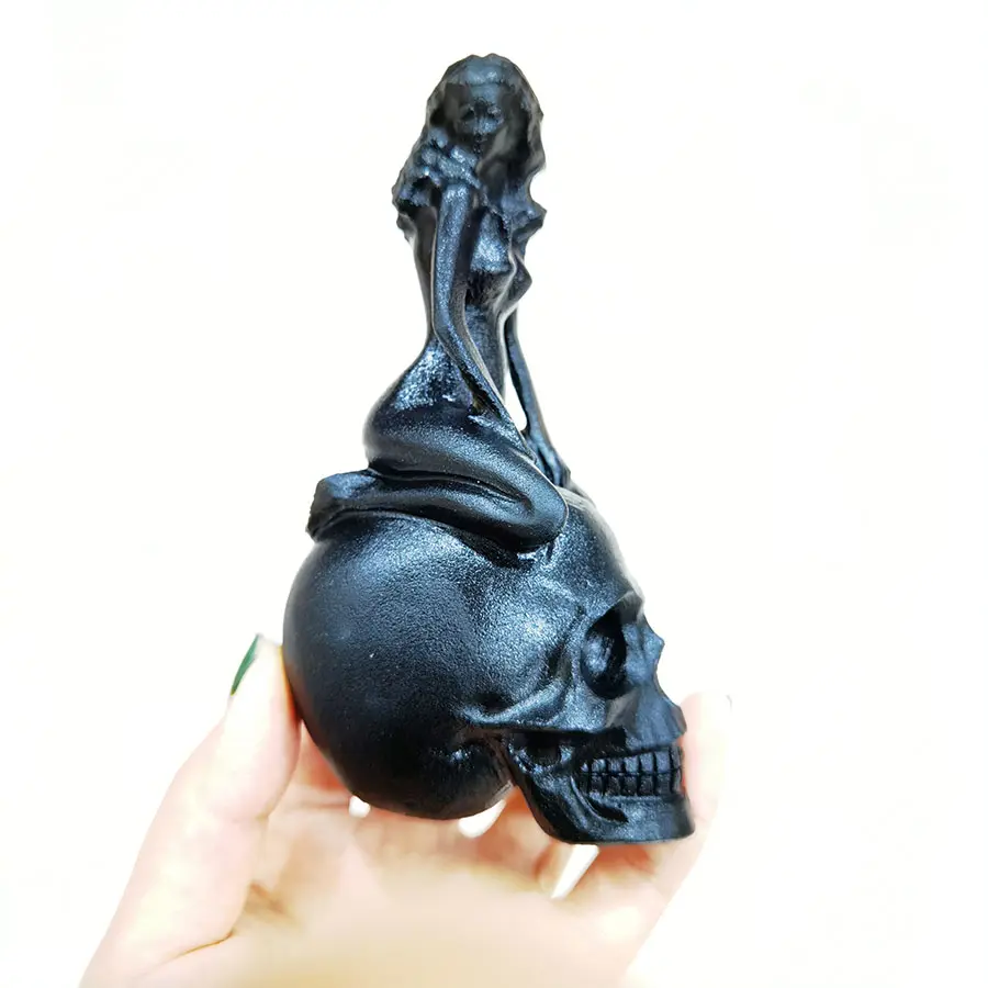 頭蓋骨の黒い黒曜石の頭蓋骨の美しさナチュラルクリスタルの女性頭蓋骨の置物を持つセクシーな女の子