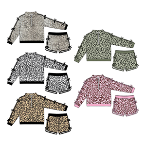 ชุดเซ็ตลายเสือดาวสำหรับเด็กผู้หญิง เสื้อพูลโอเวอร์แบบซิปครึ่งตัว แขนผูกโบว์ กางเกงขาสั้นเอวยางยืด - Product Image 1