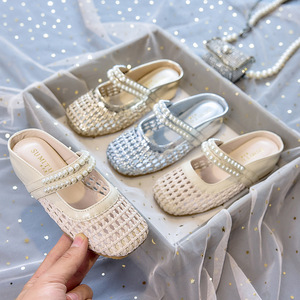 Mules d'été pour filles style français, sandales à bout fermé, demi-chaussons, décorées de perles, en cuir PU respirant, chaussures de cérémonie ajourées pour enfants - Product Image 1