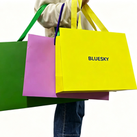 Sac cadeau de luxe personnalisé avec logo jaune - en carton ivoire laminé avec poignée en ruban, fait main avec logo personnalisé