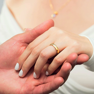 แหวนคู่สแตนเลสสตีล 316 ชุบทอง 18K PVD พร้อมโลโก้สั่งทำ ของขวัญวาเลนไทน์ แหวนหมั้น แหวนแต่งงาน แหวนนิรันดร์ - Product Image 4