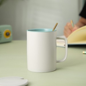 แก้วเซรามิกสีพื้นเรียบง่ายพร้อมฝาและช้อน ดีไซน์มินิมอลสำหรับกาแฟ ชา หรือเป็นของขวัญ - Product Image 3