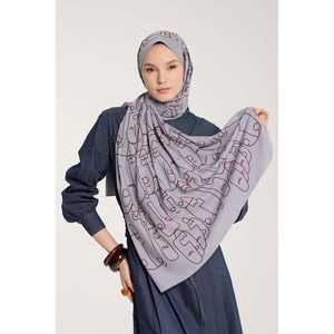 ผ้าพันคอไหมพิมพ์ลายดิจิตอลสีเงินเบอร์กันดี รุ่น Pure Tone สำหรับผู้หญิง ใช้งานได้หลากหลาย - Product Image 3