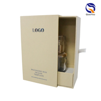 Caja de Perfume de Papel Ecológica Biodegradable con Superficie de Papel Especial y Logotipo en Lámina Plateada con Botella