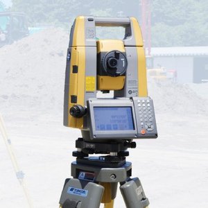 Estación Total de Alta Calidad y Bajo Costo, Marca Japonesa GTS-1201, Sin Prisma, Aumento de 30x - Product Image 4