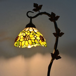 LongHuiJing Tiffany-Style cône abat-jour AC alimenté 8 pouces vitrail <span class=keywords><strong>tournesol</strong></span> jaune clair LED lampe <span class=keywords><strong>de</strong></span> table avec base <span class=keywords><strong>de</strong></span> feuilles <span class=keywords><strong>de</strong></span> vigne - Product Image 2