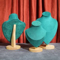 Buste de mannequin élégant en velours de luxe avec base en bois pour présentation de colliers en vitrine de bijouterie, exposition en showroom ou sur comptoir