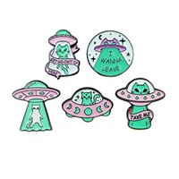 Broche personnalisée en émail dur et doux, motif Alien Cool, Chat Blanc, Dirigeable, en métal argenté, pour cadeau