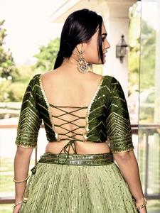 Lehenga choli เสื้อเบลาส์ผ้าแท้ดูดีมีสไตล์ด้วยหินและเสื้อสีตัดกันสำหรับเจ้าสาวหรือตามเทศกาล - Product Image 4