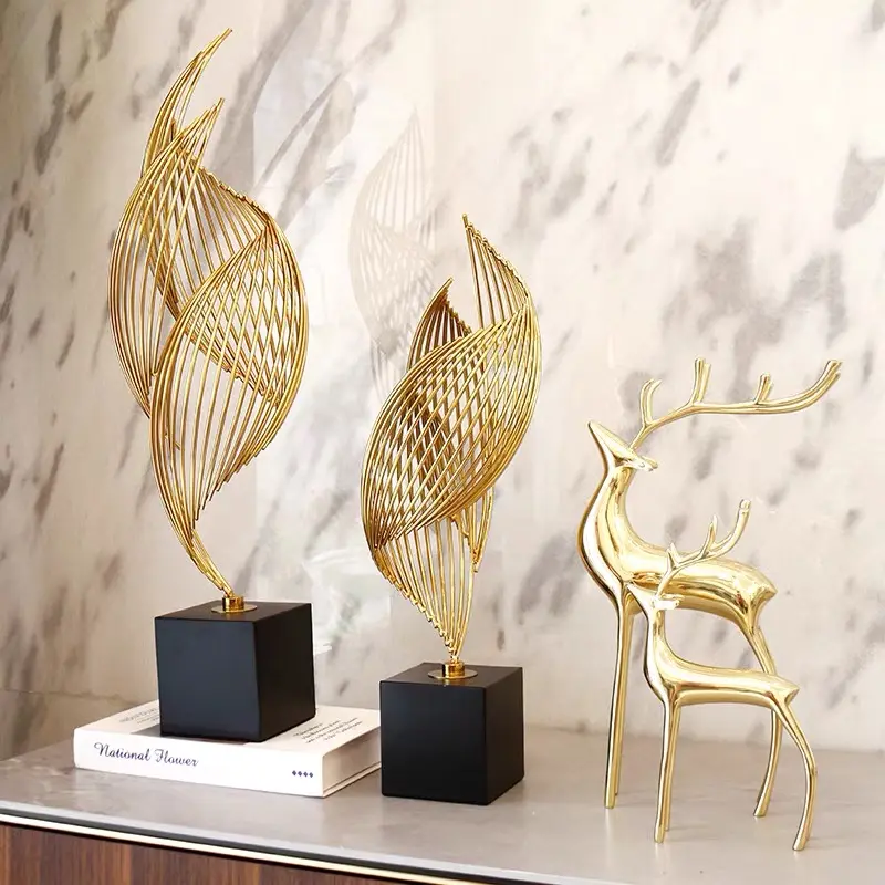 New Design Luxury Geometric Irregularities Ornaments Gift Gold Metal Leaf Deer Table Decor For Furniture Home Accessories