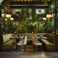 Ensemble de mobilier de restaurant, tables de café en bois avec dessus texturés, chaises en bois avec dossier en rotin et canapé en tissu vert pour café