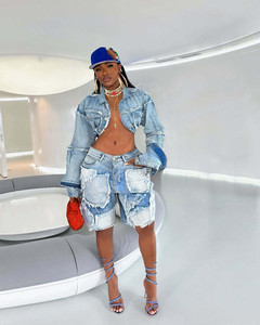 Nouvel ensemble deux pièces en jean patchwork pour femme 2026 : veste courte déchirée et short bermuda assorti - Product Image 5