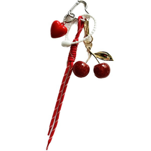 Portachiavi con ciondolo a forma di ciliegia rossa con cuore e foglie per borsa o chiavi - Product Image 1