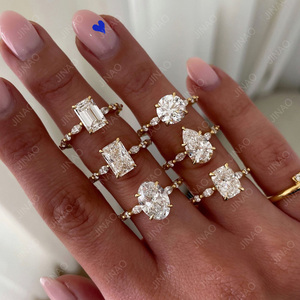 Proveedor de joyería fina Regalos de compromiso para mujeres <span class=keywords><strong>Moissanite</strong></span> de 3 piedras 1 quilate 2 quilates 3 quilates Anillo de joyería de oro hueco personalizado de 14K - Product Image 3