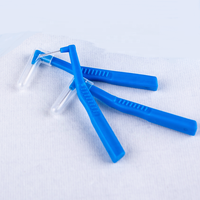 Brosse à dents orthodontique en forme de L et brosse de nettoyage de soie dentaire entre les dents.