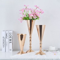 Support floral de mariage moderne de luxe en métal doré pour fleurs séchées avec vases trompette pour la décoration des anneaux de serviette