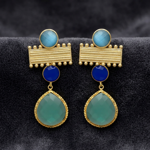 Blue Gemstone Stud Aqua Calcedonia y zafiro Hydro Gemstone Dangle Pendiente chapado en oro - Product Image 3