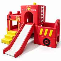 Aire de jeux commerciale pour enfants sur le thème de la caserne de pompiers avec toboggan, escalier et tunnel de ramassage pour maternelle et garderie
