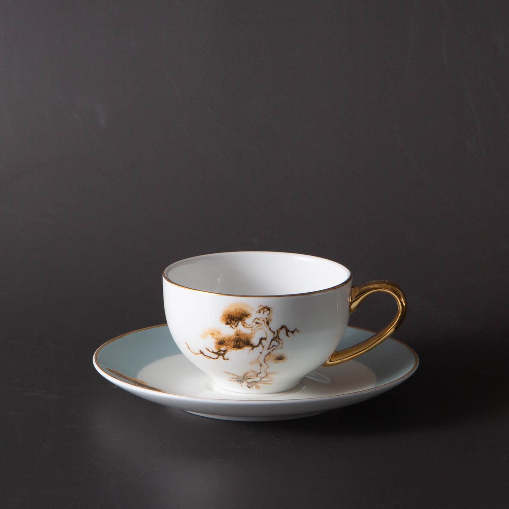 Tasse avec assiette