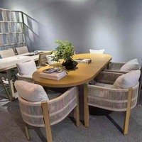 Ensemble de canapés modernes 5 places en aluminium pour l'extérieur Table en bois de teck massif Mobilier de patio arabe de jardin en tissu pour la salle à manger et la cour