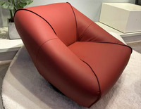 Fauteuil d'appoint sculptural moderne en cuir PU mat, siège capitonné avec dossier touffeté et base en fer pour salon