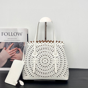 Vienne sóng Calfskin Micro Tote Túi, ren mô hình, bạc phần cứng, mở rộng bên, có thể tháo rời dây đeo, tay/vai thực hiện - Product Image 3