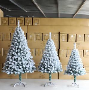 Sapin de Noël floqué avec effet neige tombante en PVC crypté - Product Image 1