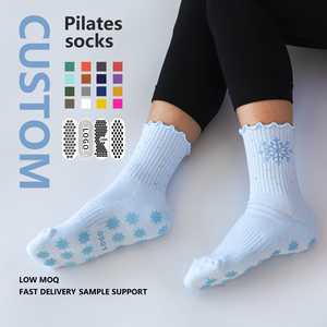 Op maat gemaakte gebreide yogasocken met sneeuwpatroon, ruches en franjes voor dames, met antislip grip en hotfix strass steentjes. - Product Image 2