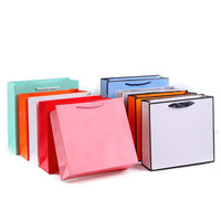 Sac en papier pour vêtements de haute qualité en gros d'usine Sac en papier fourre-tout cadeau à provisions de luxe avec logo