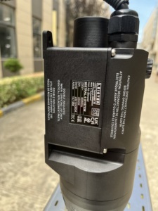 Machine d'étiquetage automatique de manchons rétractables pour bouteilles, en acier inoxydable SUS304, certifiée CE, avec écran tactile PLC, pour boissons et aliments - Product Image 3