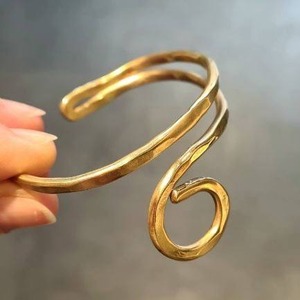 Bracelet en résine à manchette ouverte réglable, minimaliste, poli, martelé, fil brut, fait à la main, écologique - Product Image 5