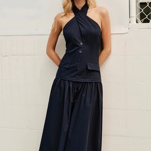 Vestido largo casual negro de cuello simulado con diseño cruzado y sin mangas para mujer, ideal para verano. - Product Image 2