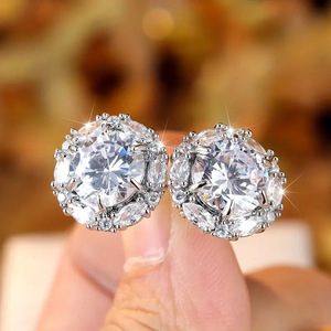 Orecchini a perno rotondi classici scintillanti in rame con perle finte per donna, gioielli di moda per fidanzamento - Product Image 1